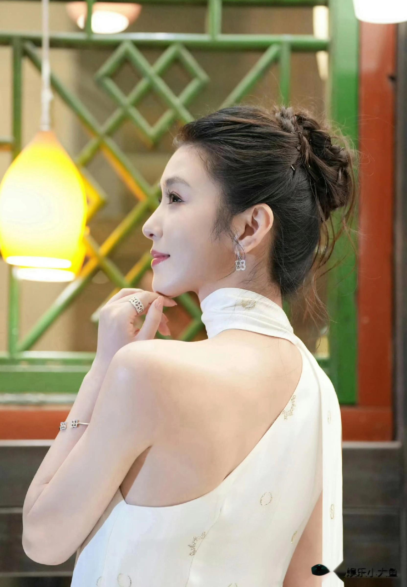 李云霄文艺志愿者时代风尚行动美照,裙身鎏金刺绣,东方气质拿捏