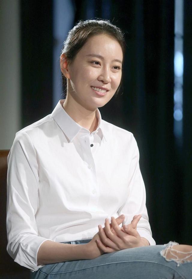 40 岁王乐君近照曝光，依旧端庄又妩媚