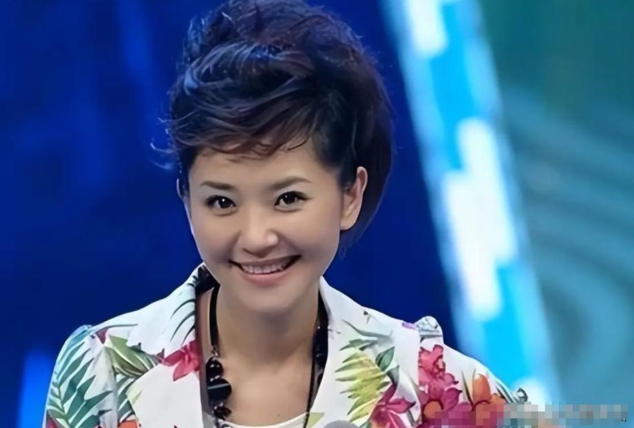 51岁主持人方琼：嫁给电视台领导，21岁儿子不仅长得像她还是学霸