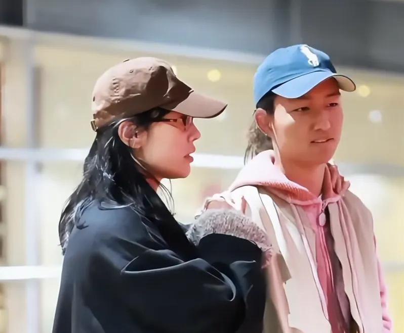 白百何儿子现身机场，大儿子元宝长相随爸爸，小儿子四岁半太活泼