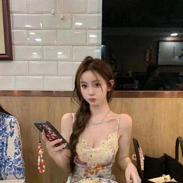 王思聪女友大量私照曝光，身材火辣网红脸，网友：谁看谁不迷糊