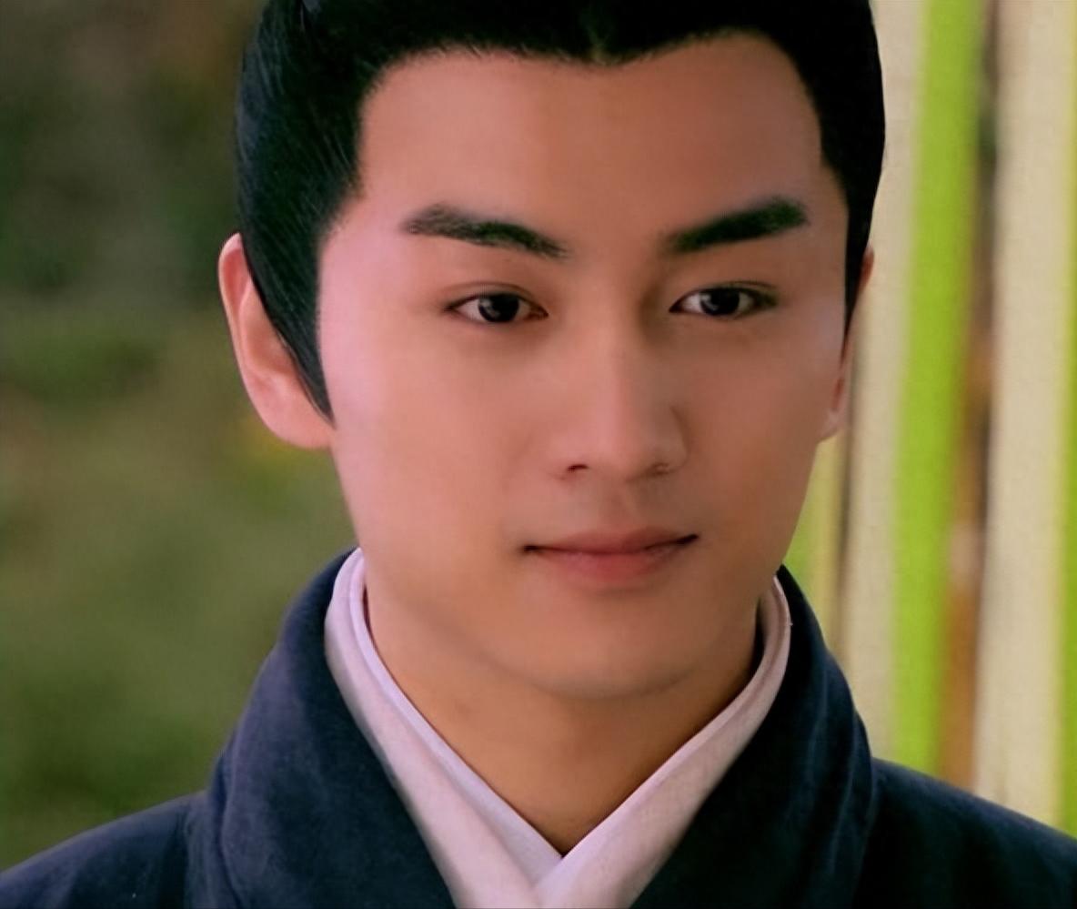 陈晓线下宣传新剧，面黄肌瘦满口黄牙太显老，网友：陈妍希离对了