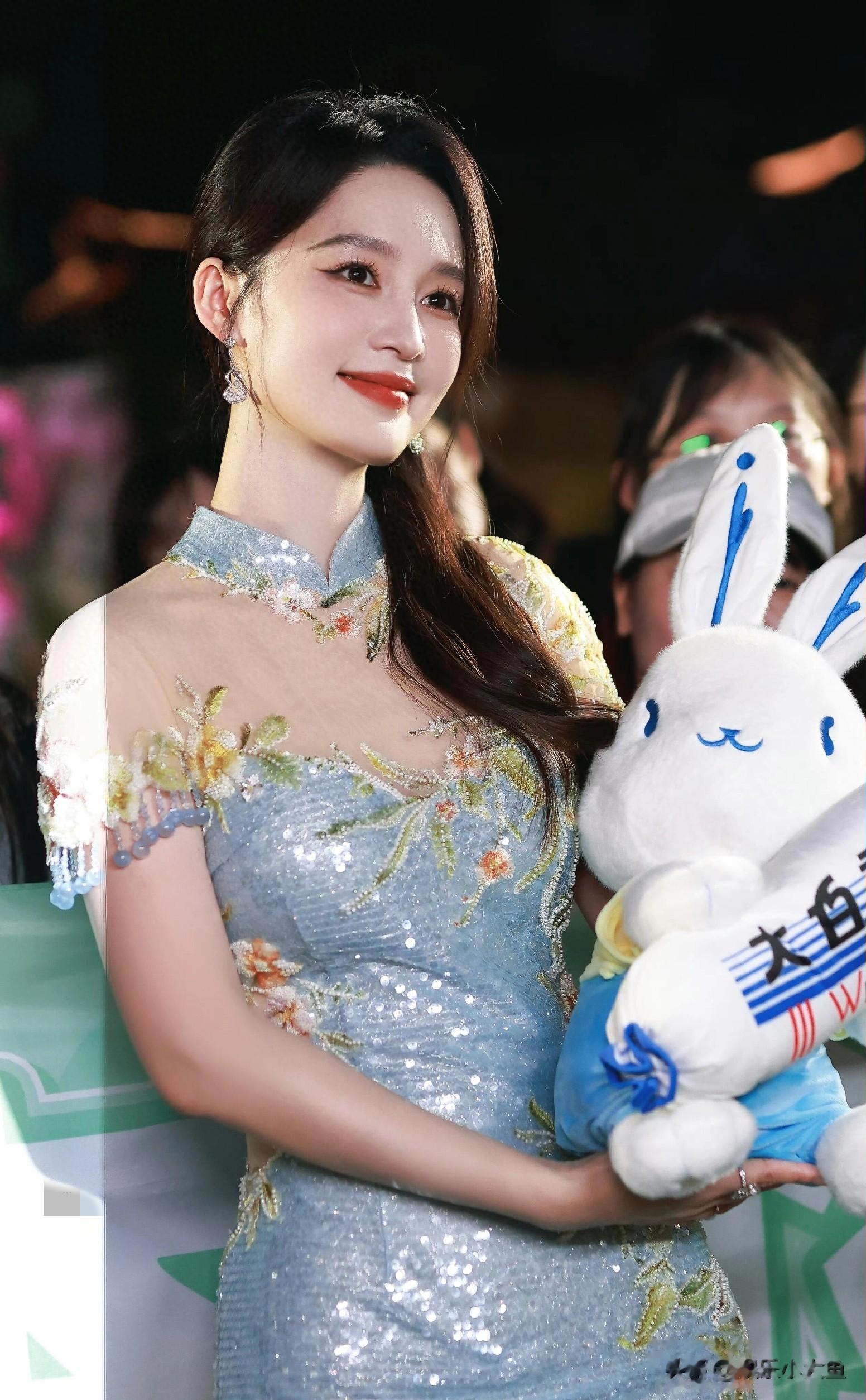 李沁中秋节出席大白兔活动，穿水蓝亮片刺绣旗袍，中式美人具象化