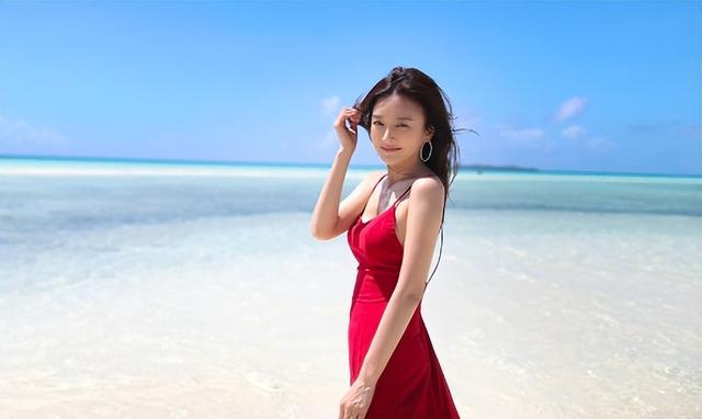 错失初恋黄晓明，拒绝陆川的4次求婚，48岁的秦岚活成了大女主