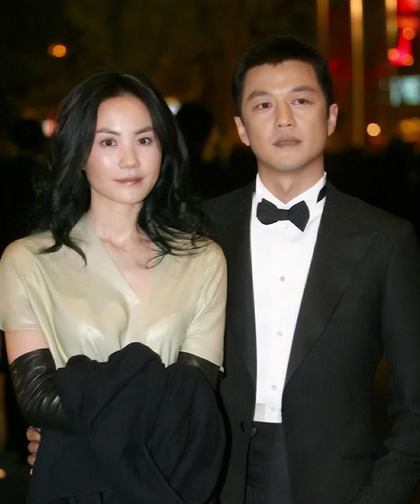 王菲女儿窦靖童，在街头被拍到和宋妍霏亲密举止，这是什么情况？