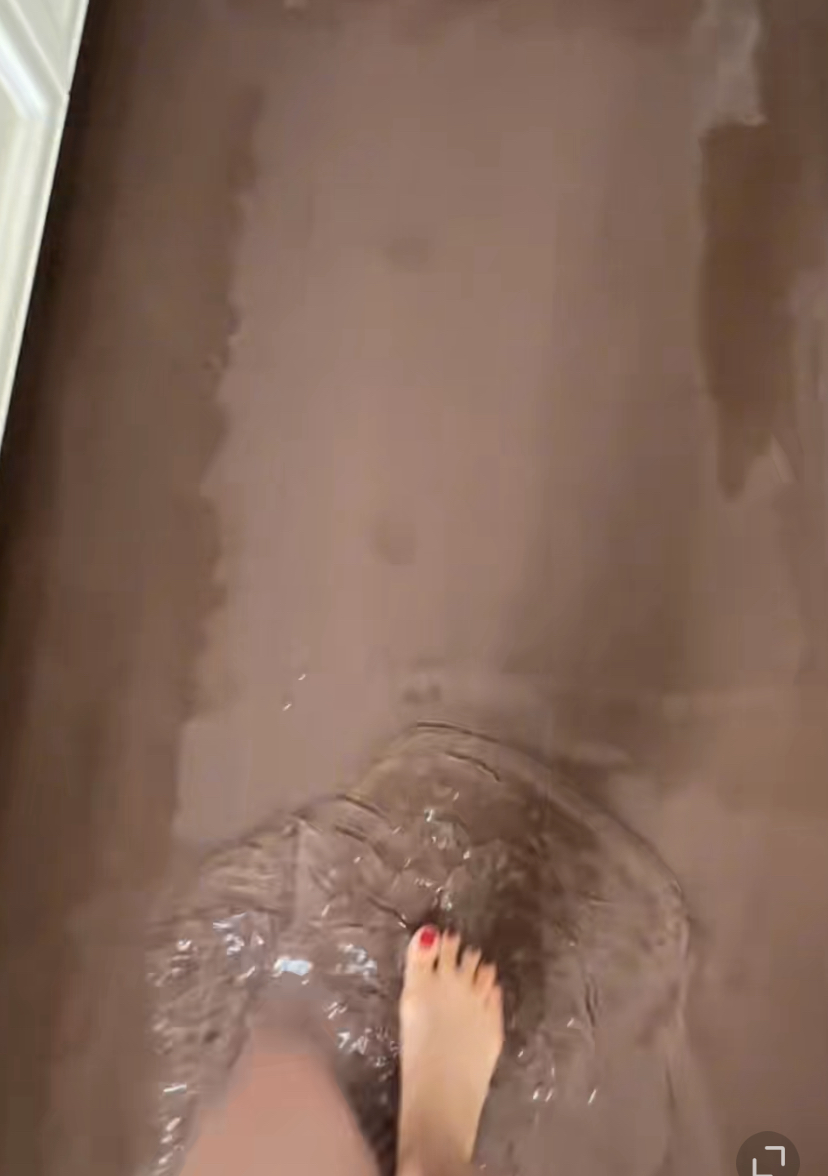 张馨予家水管破裂被水淹了,房间一片狼藉,光脚在水中行走很无奈