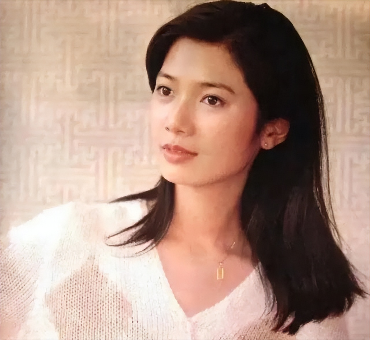 父亲是上海知名演员，她却为爱隐退赴美生子，如今二婚风光不再