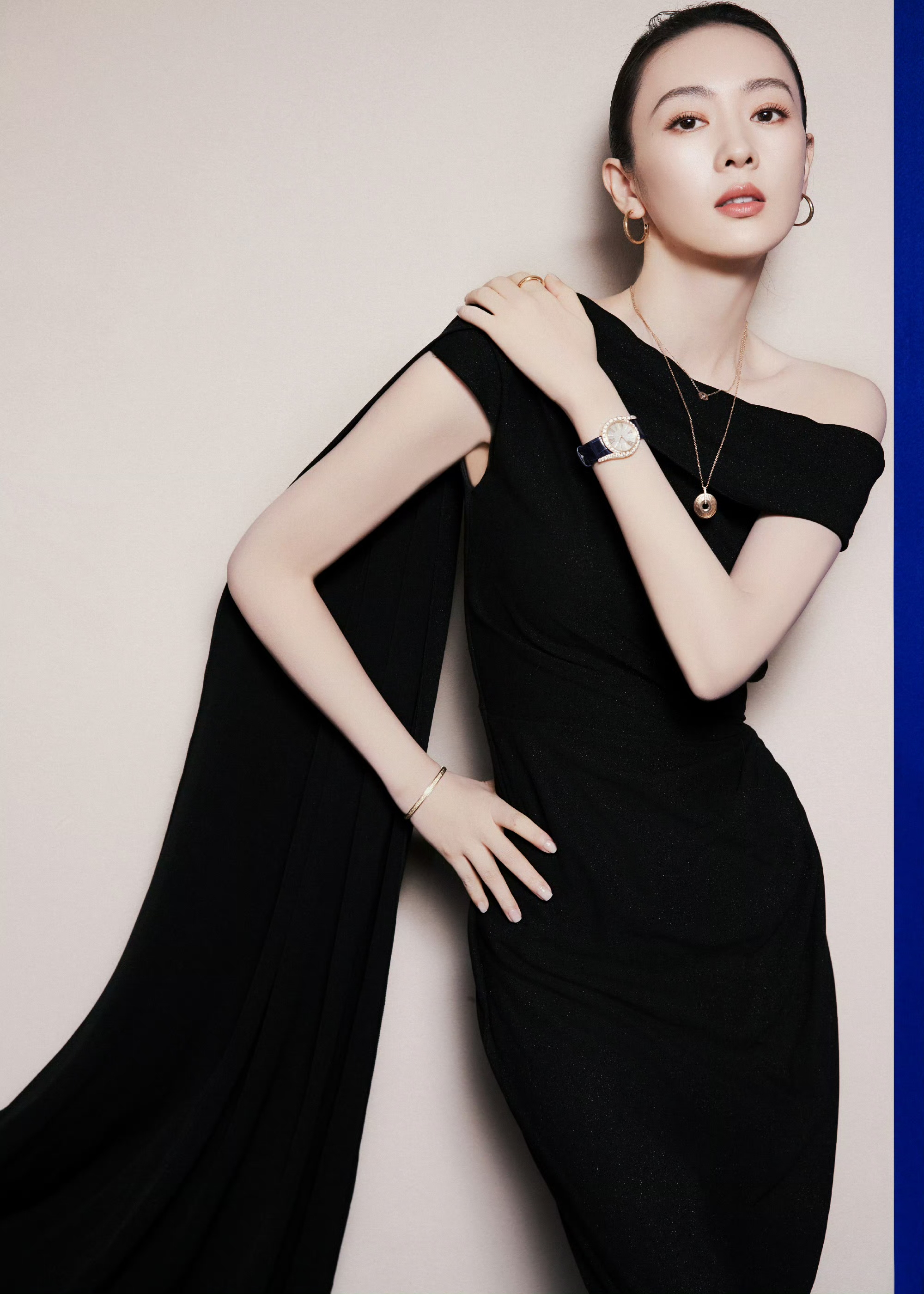 童瑶珠宝展造型，斜肩曳地裙衬纤细高挑，缎面抹胸裙显玲珑曲线