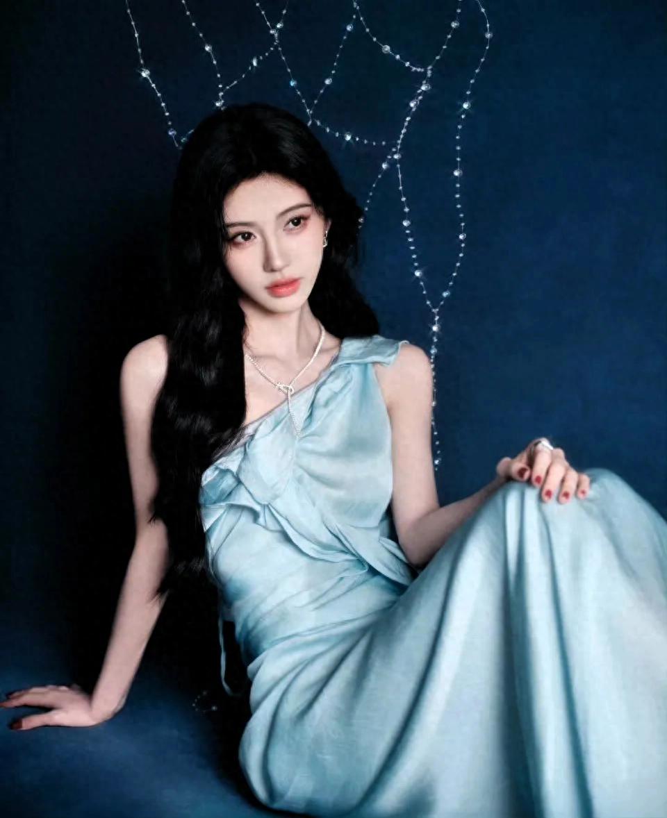 鞠婧祎，冰蓝之美！