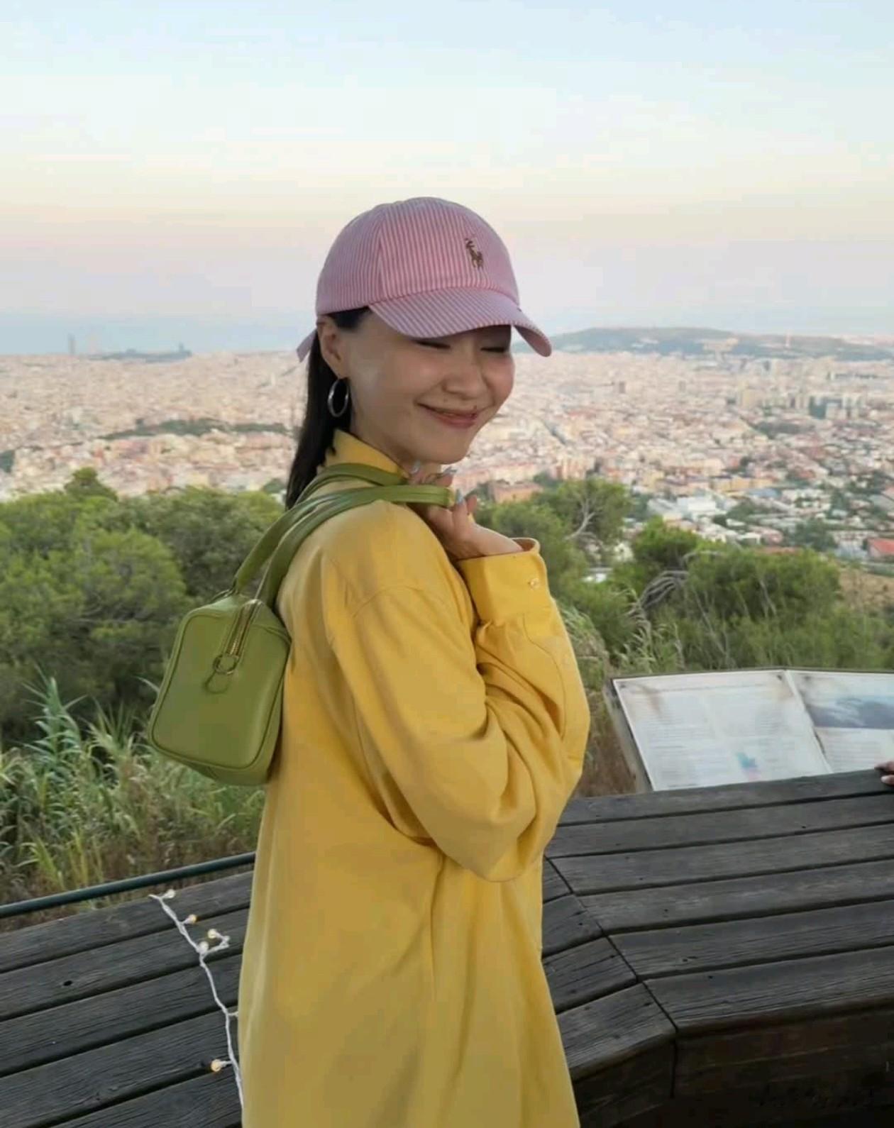 32岁金靖秋日穿搭:棒球帽+黄外套+半身裙,减龄又时尚,像25岁