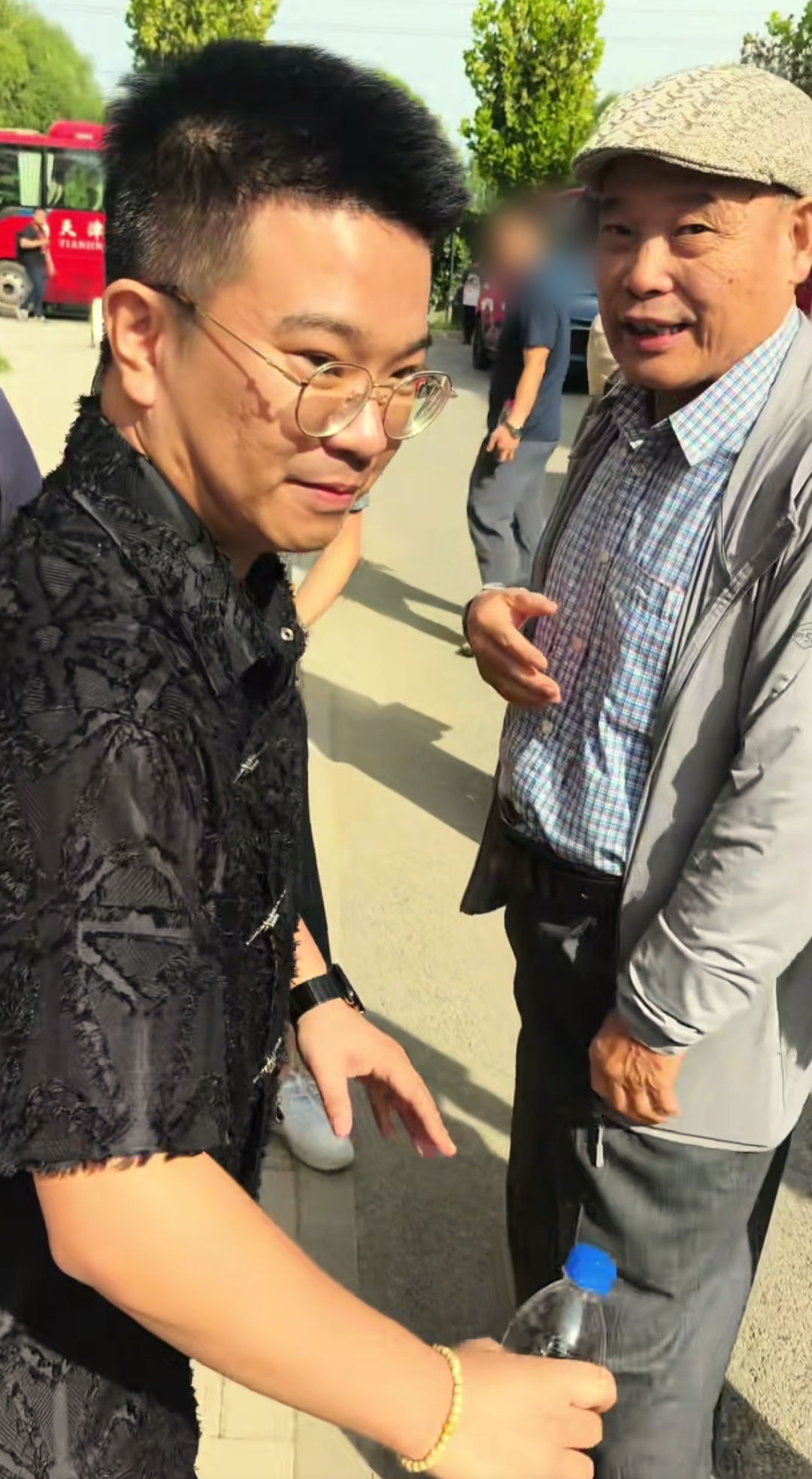 姜昆在天津参加相声展演,75岁赵伟洲穿搭时髦,罕见亮相!