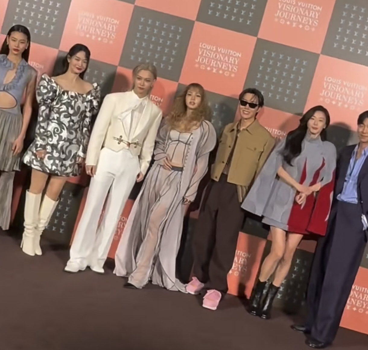 LV新店开业,多位明星出席活动,Lisa站大C位孔刘全智贤给她做配