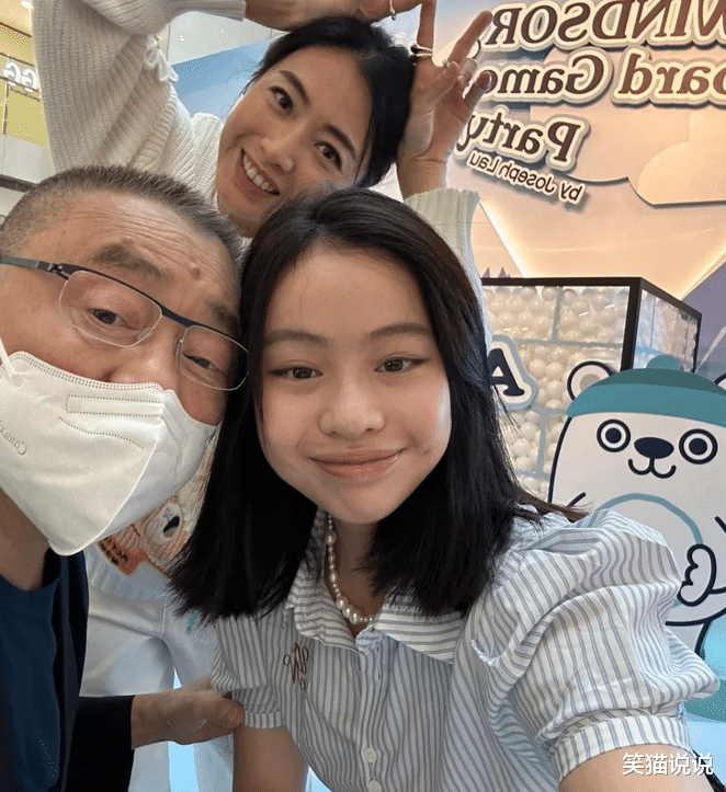 甘比携女儿亮相活动:搂孩子拍照好温馨,刘秀桦与父亲刘銮雄很像