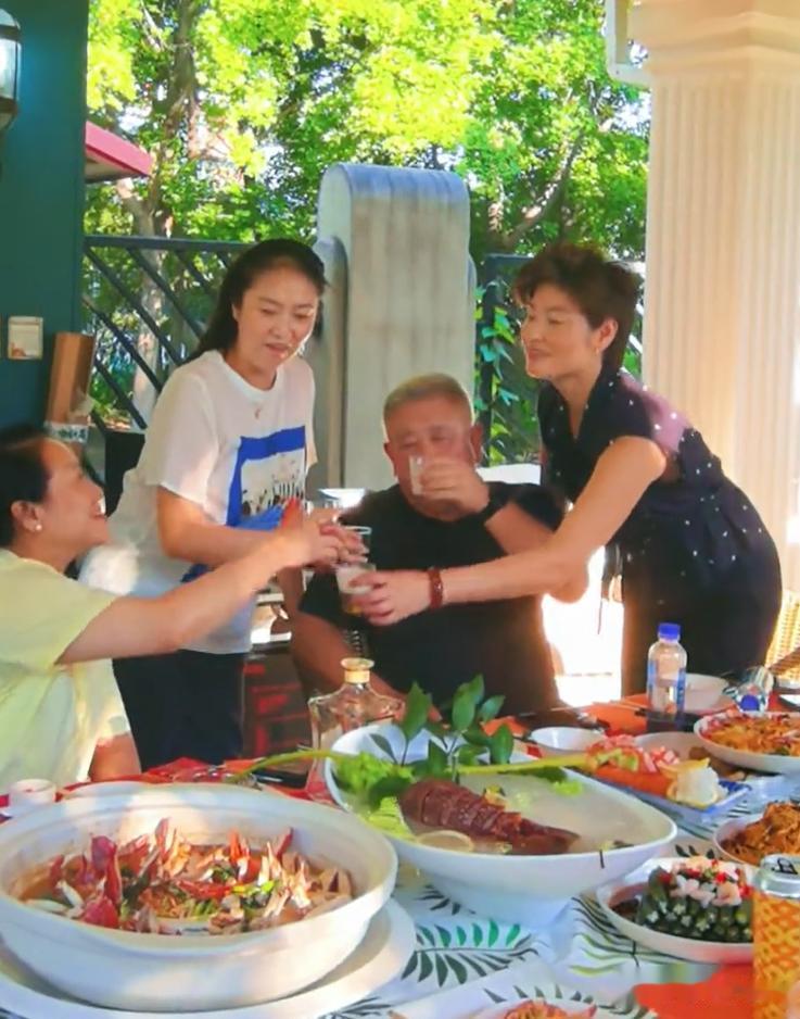 68岁老戏骨程煜别墅曝光，光院子就800平 和好友聚餐喝茅台好开心