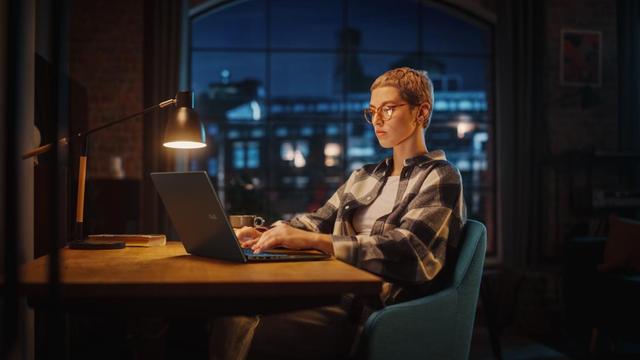 华硕无畏Pro16 2025:不到6000的酷睿9+5060的独显高刷全能本?