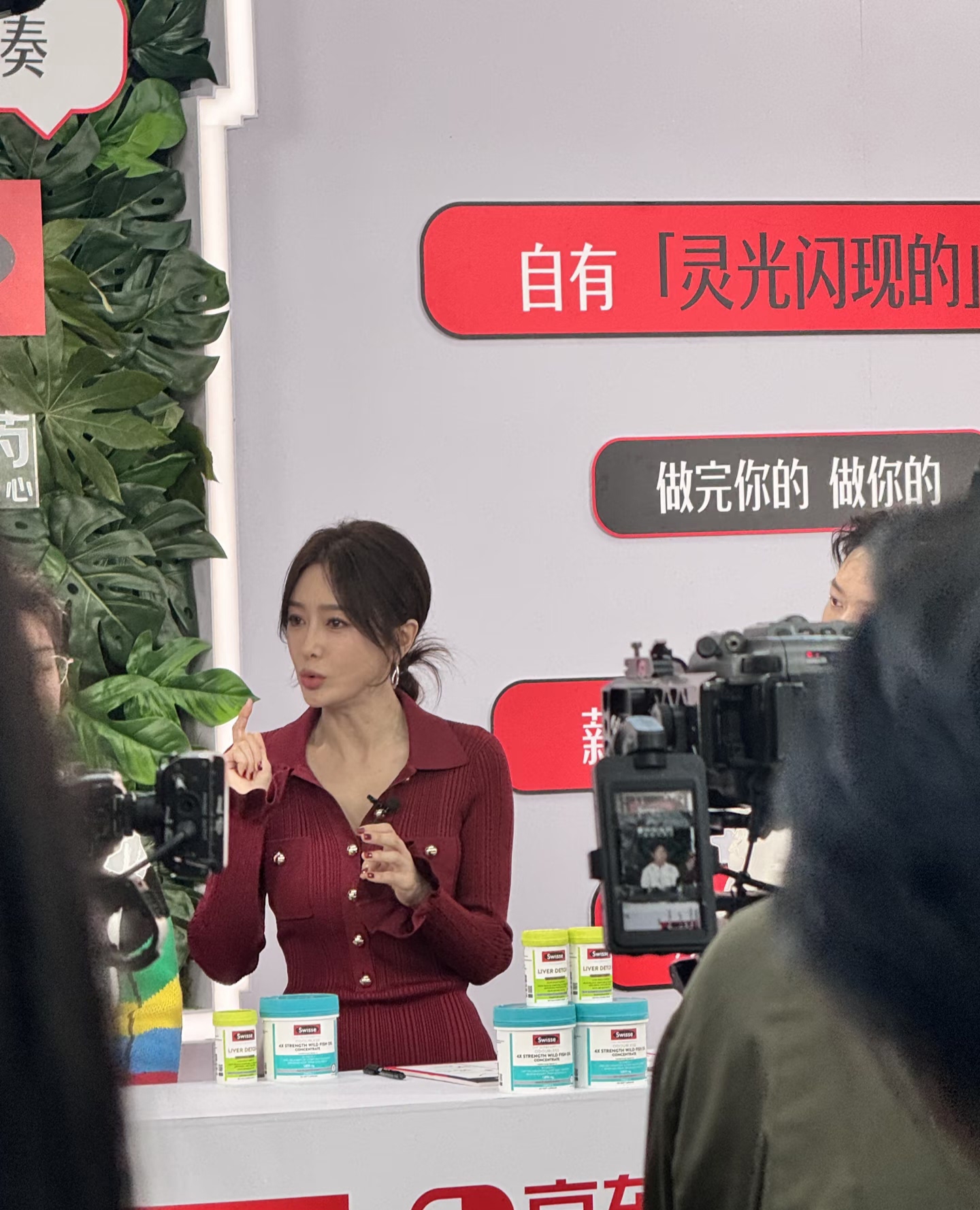 秦岚今日现身京东总部，一身酒红色紧身裙，腰细腿长身材又薄又翘