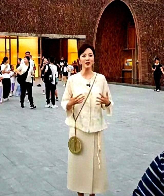 39岁李思思景德镇商演，皮肤松弛、瘦成皮包骨，颜值越来越路人！