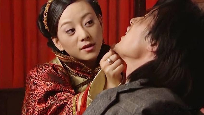 凭演岳灵珊出名，为爱嫁穷小子，婚后车祸面瘫，如今转行当制片人