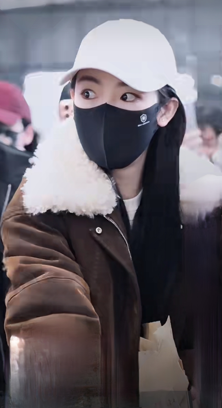 陈丽君穿毛绒领外套配棒球帽,清冷又精致,颜值气质双在线