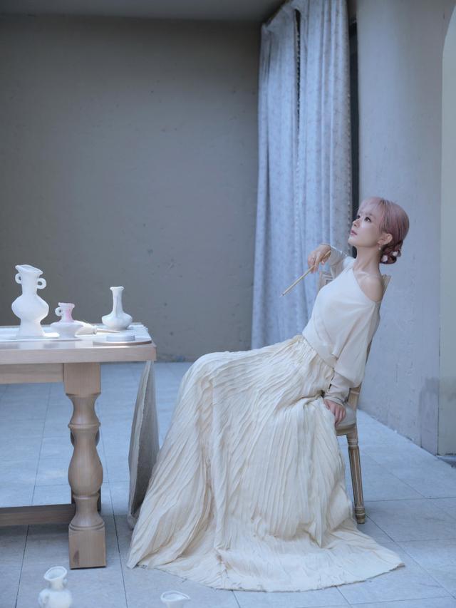 赵丽颖时尚变身：丝绒闪钻裙与优雅长裙，完美展现多元魅力！