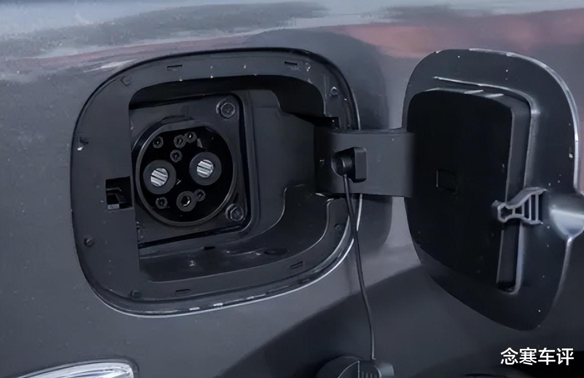 新五菱宏光三种动力齐发，纯电续航300公里，增程版还能对外放电