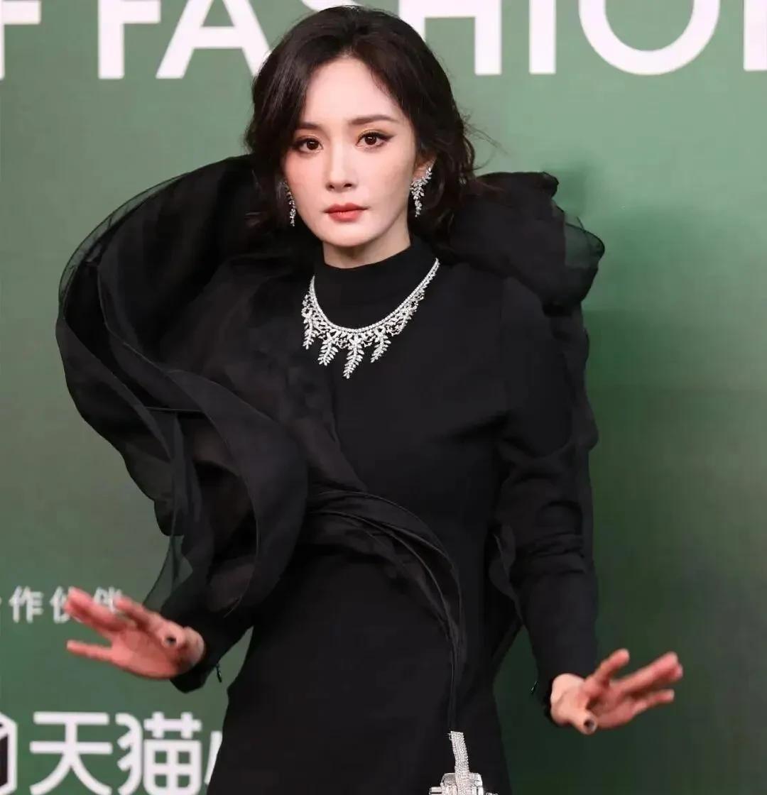 杨幂刘亦菲零互动，同坐一桌形同陌路，17年前合作时曾同撑一把伞