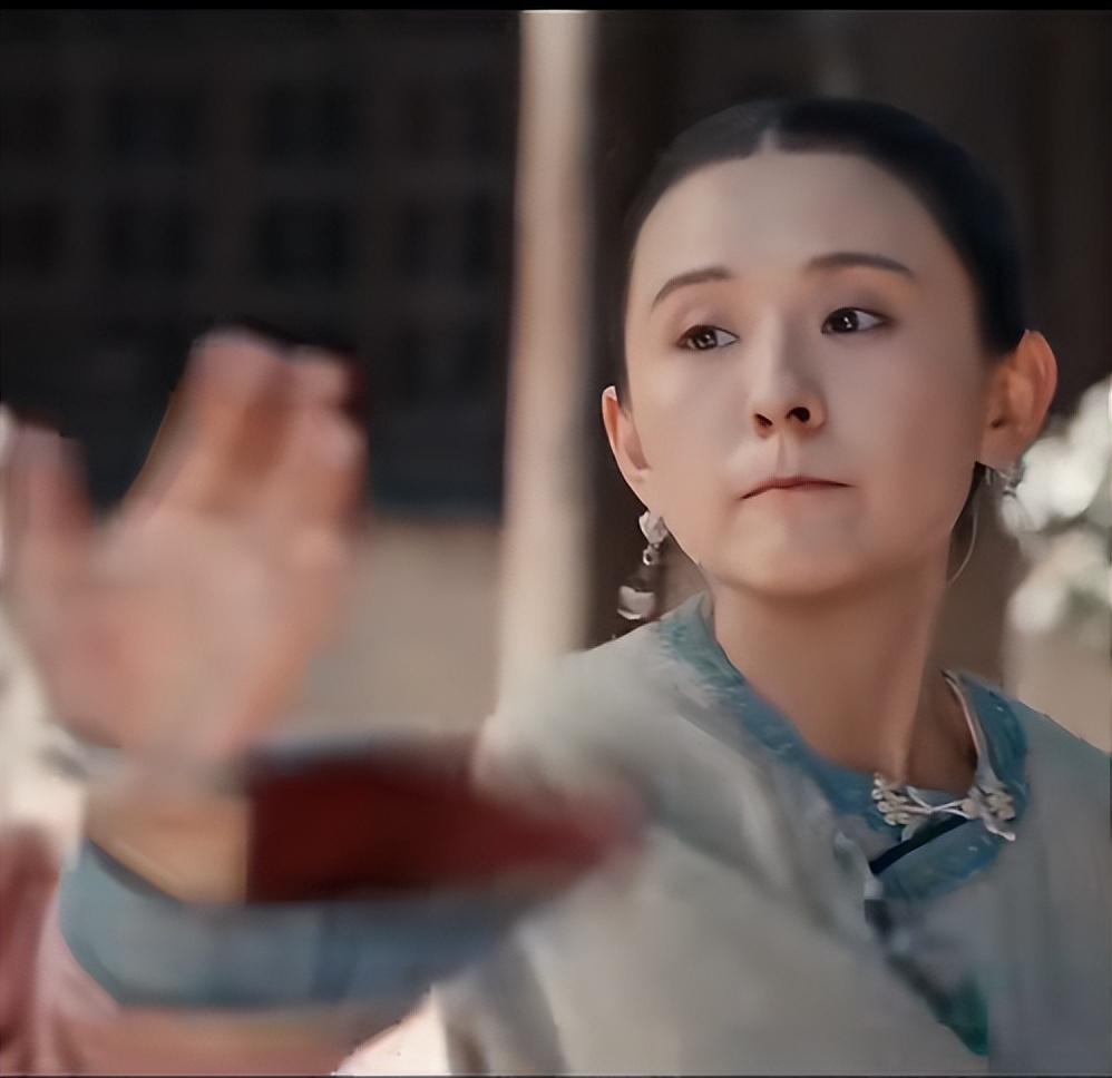 39岁热依扎“去父留子”后首剧翻车!用力过猛,央视这回真押错宝