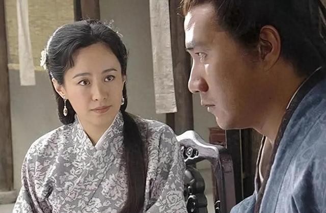 嫁大13岁名导被捧红，丈夫病逝后不愿再演戏，今55岁未婚无子嗣