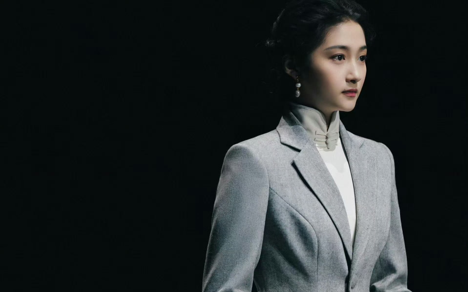 关晓彤话剧舞台，精致盘发加珍珠耳饰，端庄又有力量感气场绝了！