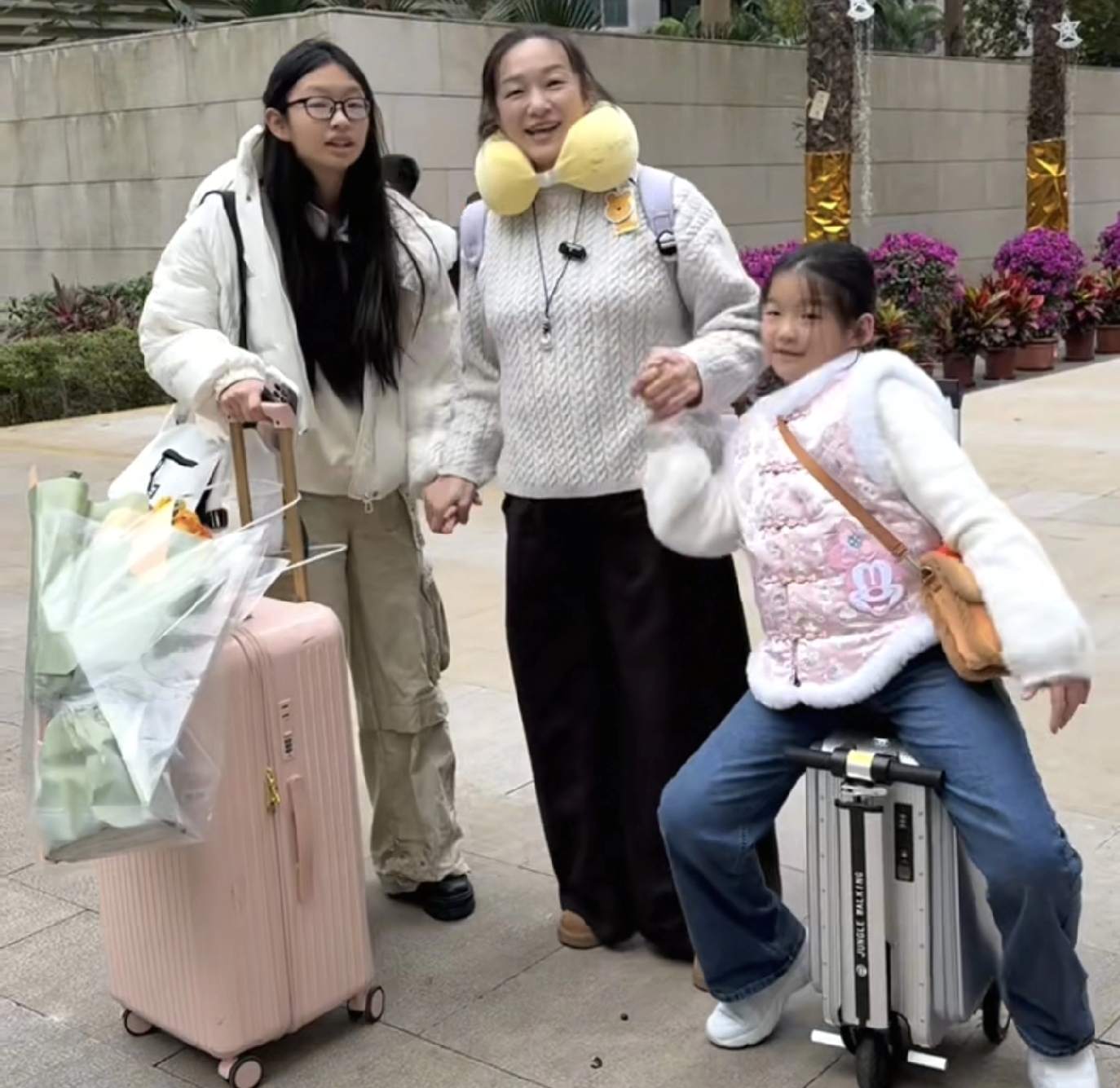 许健华3个女儿回四川了 谢浩男表叔小姨夫都出镜了 谢爸在家啃鸡头