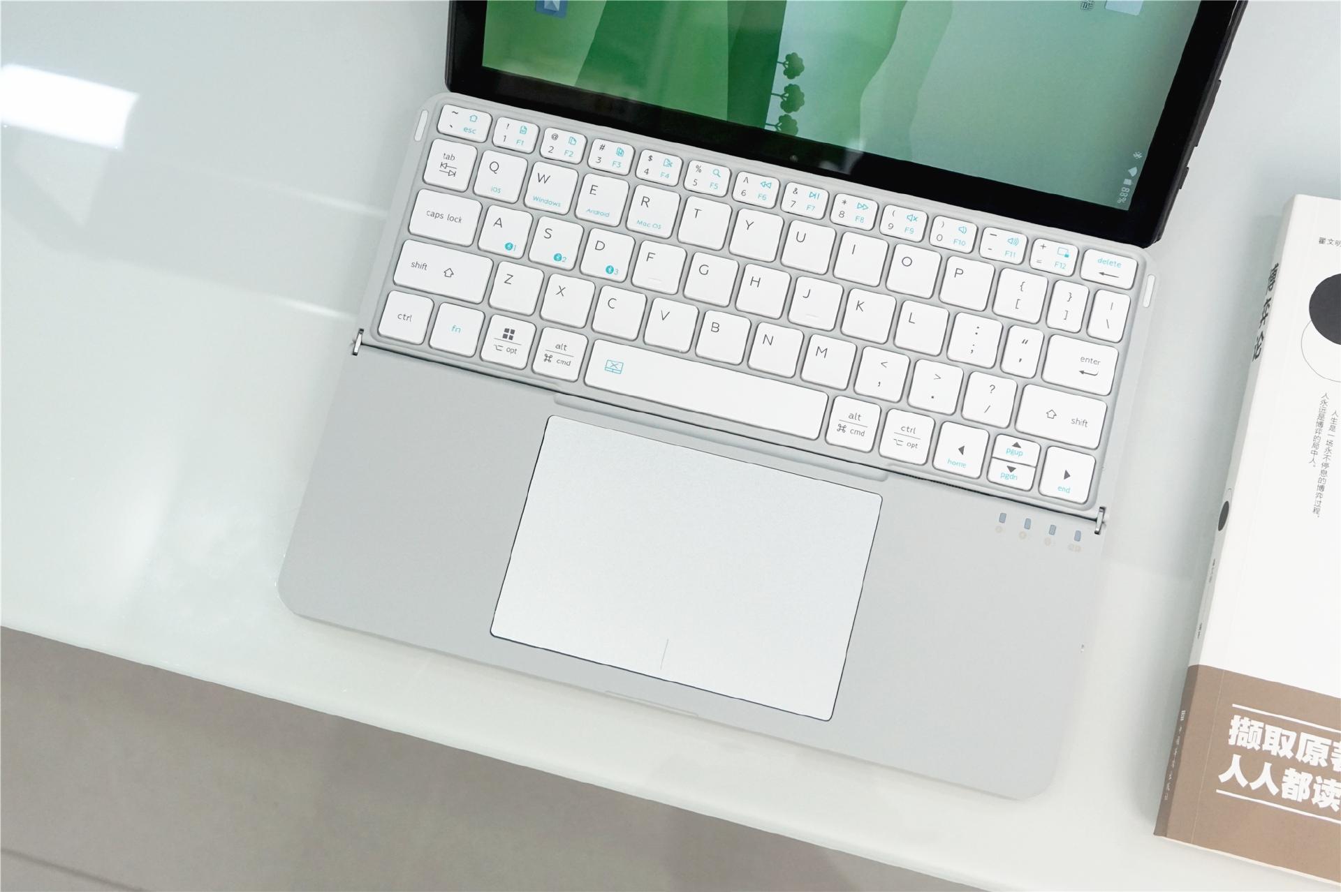 谁懂YIFR便携式两折键盘在外出时带来的救赎感?远程办公的好搭子