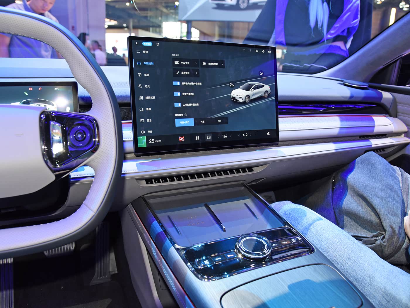 插混版“汉”上海车展亮相!预售不足14万,车长超5米配行政座椅