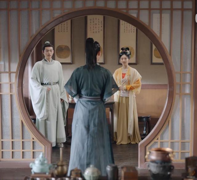 《似锦》中张晚意和崔航站一起，30岁与35岁男演员气质差距尽显