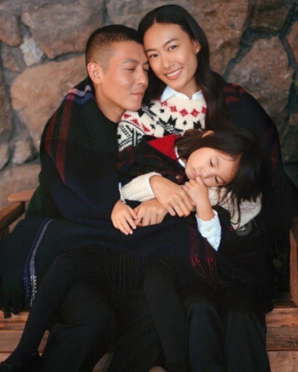 45岁陈冠希日本街头被偶遇：头顶斑秃烟不离手，超模老婆秦舒培素颜美翻天