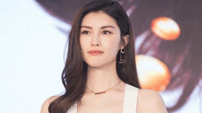 何穗产后闪电复工：造型身材成焦点，家庭分工掀舆论波澜