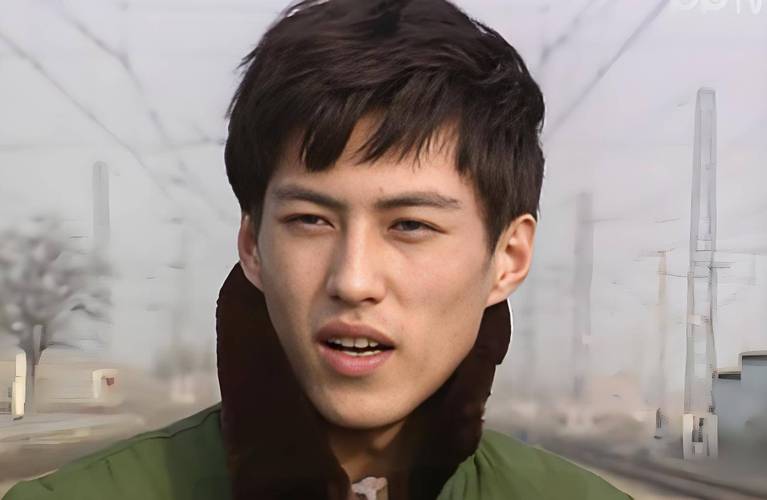 没想到,2026年刚开始,49岁靳东就以这种方式,再次让人刮目相看