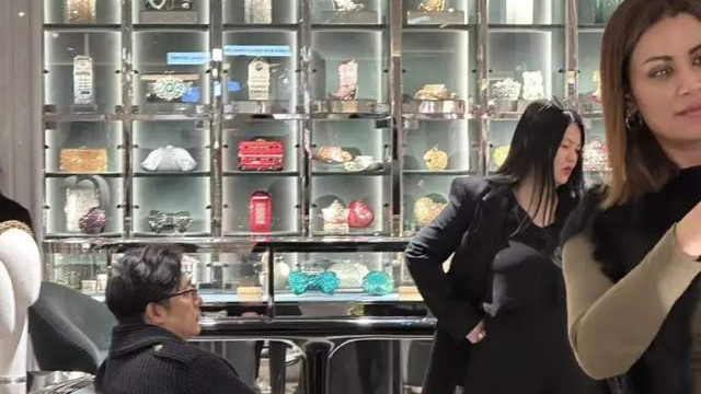 王岳伦与前妻和女儿购物，李湘双手叉腰很霸气，肚子很大像怀孕