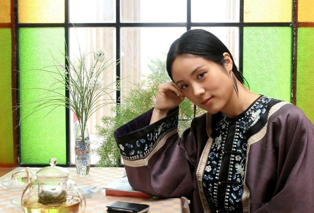 她是著名歌唱家，不惧流言嫁三婚前央视主持丈夫，儿女双全很幸福