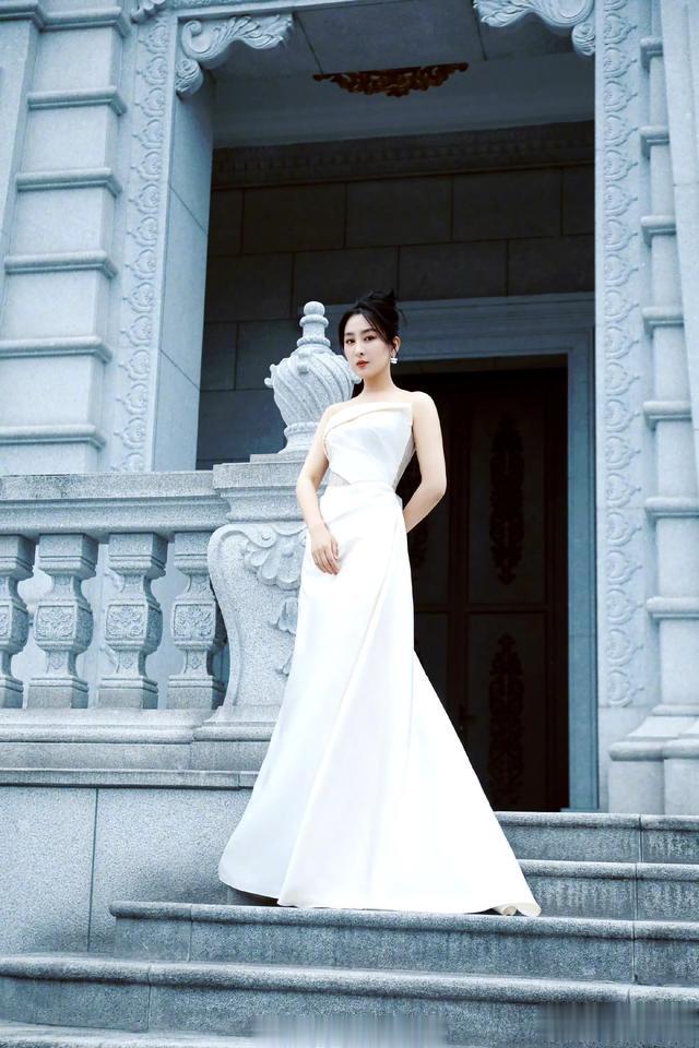 马苏白色抹胸裙写真 ?