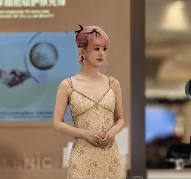 赵丽颖绯闻后首亮相！粉发造型被说“精神小妹”，美背杀疯全场！