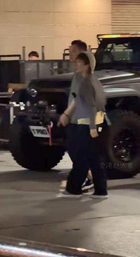 61岁陶大宇携新婚妻子看演唱会,主动搂太太肩膀秀恩爱很是幸福