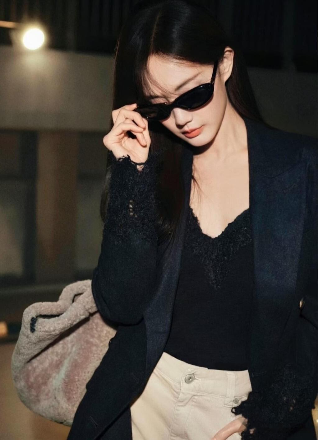 李一桐出发米兰时装周，穿灰色蕾丝边西服，溢出屏幕的姐感好美