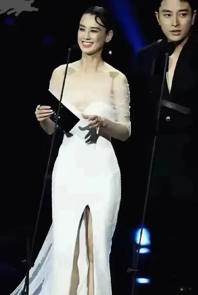 黄圣依活动造型曝光,高开叉旗袍引争议,到底是惊艳还是辣眼?