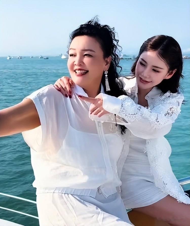 张兰带外孙公园游玩！玥儿裤拖地、霖霖露脚踝，没筱梅会照顾孩子