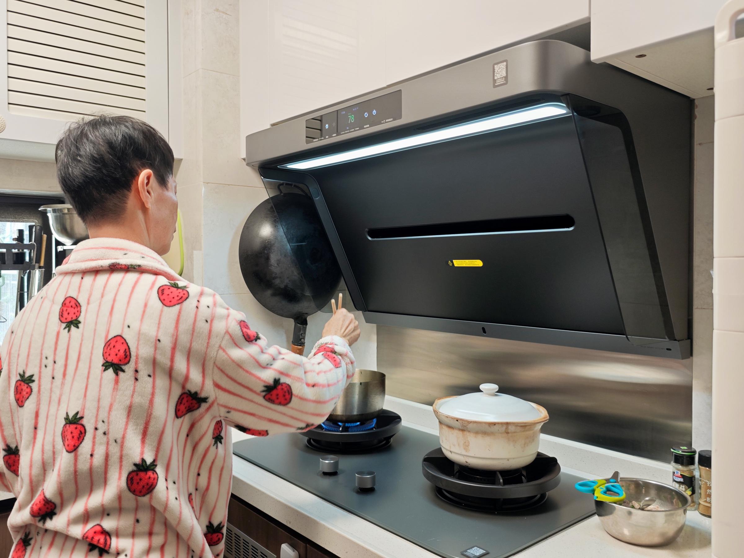 给家里换上米家净烟机Pro后，年夜饭敞开门炒！不呛人！