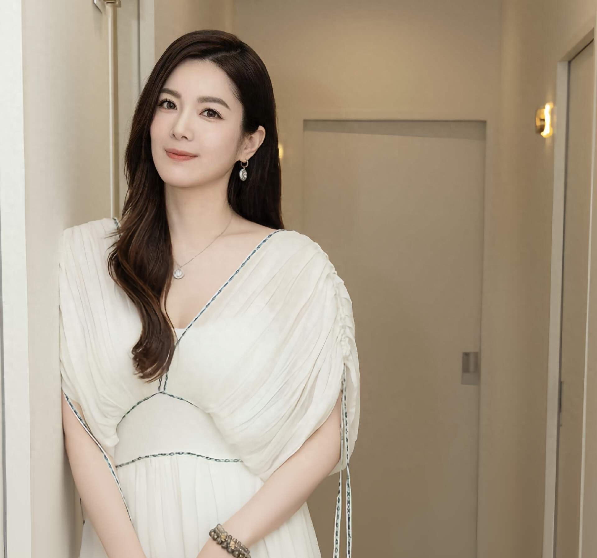 香港知名女星正式离婚，颜值高身边不缺追求者，享受单身生活