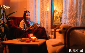 我怀孕后，老公意外看到了弹幕，他按照弹幕打压我、驯化我成为贤妻良母，可我扔出离婚协议后他却傻眼了