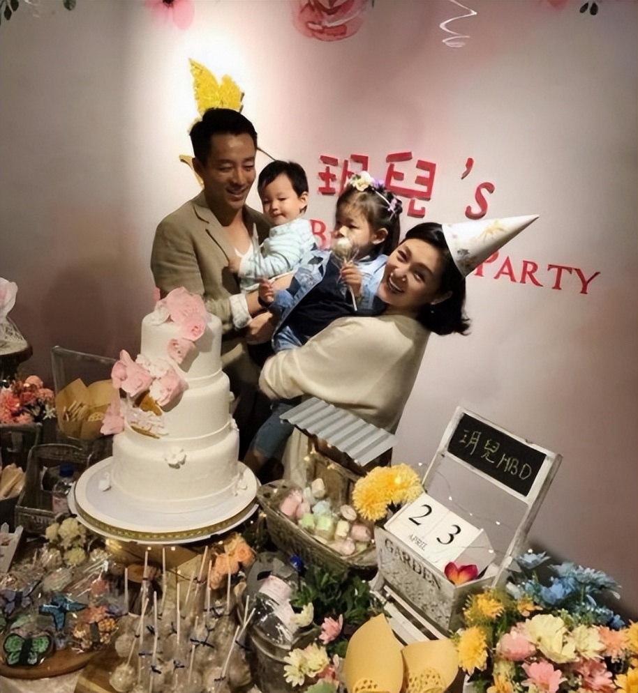 小玥儿失去妈妈后的第一个生日，汪小菲全家围着转，箖箖也很开心