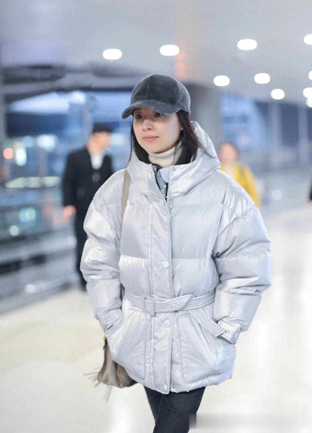 董洁机场私服真会穿!系腰羽绒服+牛仔裤+短靴,时髦洋气又高级!