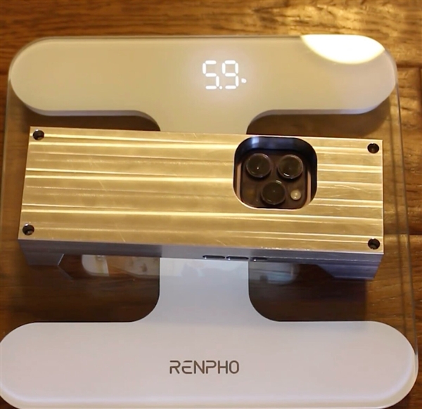 重2.7公斤的實心不銹鋼手機殼：就是故意的！要價1500元